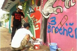 Cegah vandalisme, siswa Smansaka melukis di tembok sekolah.